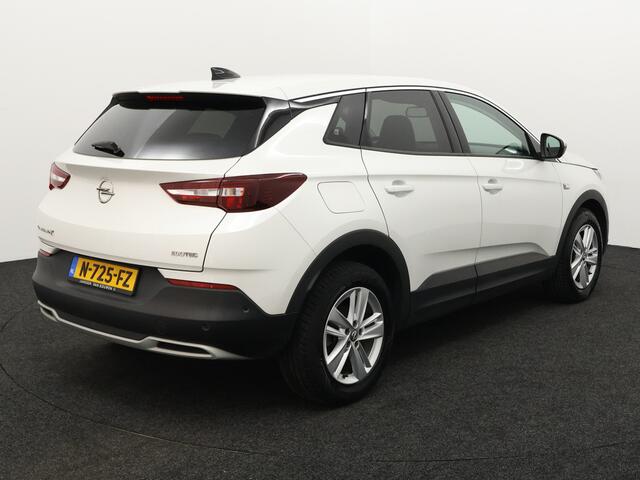 Opel Grandland X 1.2 Turbo Business Elegance Apple Carplay/Android Auto, Cruise control, Parkeersensor voor/achter, Rijstrooksensor, dodehoekdetectie Een stijlvolle en comfortabele SUV die luxe en ruimte uitstekend combineert. Het moderne design geeft de auto een elegante uitstraling, met een ruim interieur.