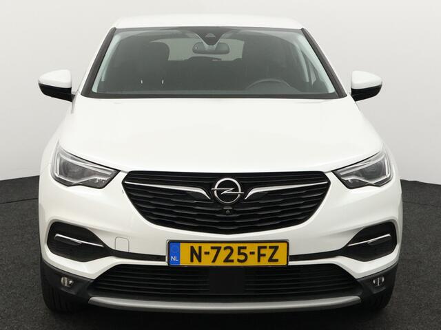 Opel Grandland X 1.2 Turbo Business Elegance Apple Carplay/Android Auto, Cruise control, Parkeersensor voor/achter, Rijstrooksensor, dodehoekdetectie Een stijlvolle en comfortabele SUV die luxe en ruimte uitstekend combineert. Het moderne design geeft de auto een elegante uitstraling, met een ruim interieur.