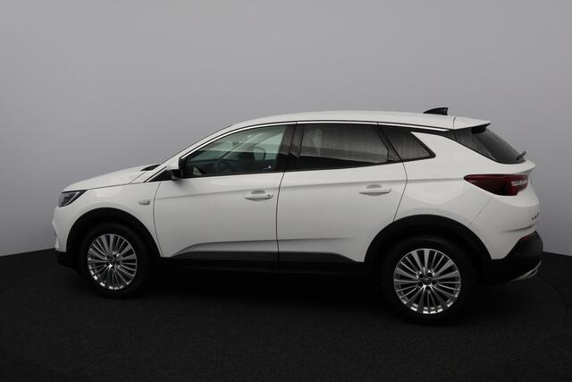 Opel Grandland X 1.2 Turbo Innovation/ D-RIEM VERV: 53.000 KM!/ Camera/ 18'' LMV/ Apple + Android/ Lane-Assist./ Dode-Hoek DET./ Clima/ Cruise/ Bluetooth/ Multi. LEDER. Stuur/ Mistl./ PDC V+A/ Extra getint glas.