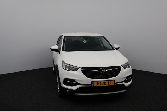 Opel Grandland X 1.2 Turbo Innovation/ D-RIEM VERV: 53.000 KM!/ Camera/ 18'' LMV/ Apple + Android/ Lane-Assist./ Dode-Hoek DET./ Clima/ Cruise/ Bluetooth/ Multi. LEDER. Stuur/ Mistl./ PDC V+A/ Extra getint glas.