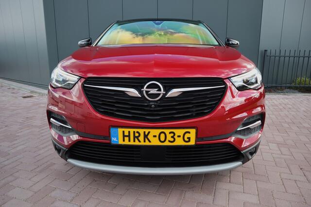 Opel Grandland X 1.2 Turbo Business Executive Automaat Panoramadak Lederen comfort stoelen Stoelverwarming/koeling Etc. Etc.