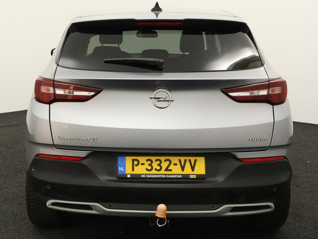 Opel Grandland X 1.2 Turbo Innovation Apple Carplay/Android Auto, Cruise control, Parkeersensor voor/achter, dodehoekdetectie, Verkeersbord detectie Een luxe en comfortabele SUV met een moderne uitstraling. Het interieur is ruim en praktisch, waardoor er voldoende plek is voor zowel passagiers als bagage. Met zijn zuinige 1.2 Turbo-motor – foto 4