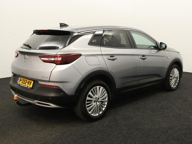 Opel Grandland X 1.2 Turbo Innovation Apple Carplay/Android Auto, Cruise control, Parkeersensor voor/achter, dodehoekdetectie, Verkeersbord detectie Een luxe en comfortabele SUV met een moderne uitstraling. Het interieur is ruim en praktisch, waardoor er voldoende plek is voor zowel passagiers als bagage. Met zijn zuinige 1.2 Turbo-motor – foto 5
