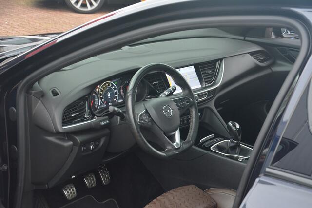 Opel INSIGNIA Sports Tourer 1.5 Turbo Business Executive OPC-Line | Navigatie | Sportstoelen | Bose | HUD | Camera | Stuur+stoelverwarming | NL auto!! | Keurige dealer onderhouden Insignia en afkomstig van eerste eigenaar!!