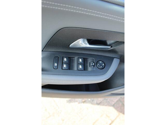 Opel MOKKA 1.2-101pk 'Elegance'. Werkelijk in nieuwstaat verkerende nieuwste model Opel Mokka ! Volautm. airco, navigatie, Isofix, telefoonvoorb., metallic lak, LM wielen, digitaal dashboard etc., etc.