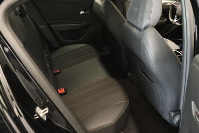Opel MOKKA Mokka-e Business Elegance 50-kWh 7.4kw bl. - ORIGINEEL NEDERLANDSE AUTO - APPLE CARPLAY/ANDROID AUTO - KEYLESS ENTRY - KEYLESS START - PARKEERSENSOREN ACHTER - LICHTMETALEN VELGEN 17"INCH - DODEHOEKDETECTIE - ACHTERUITRIJCAMERA