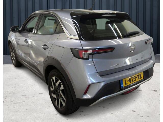 Opel MOKKA Mokka-e Elegance 50-kWh 11kw (136PK), 1e-Eig, Keurig-Onderh., BOVAG-Garantie, Keyless-Entry/Start, Navigatie/Apple-Carplay/Android-Auto, Parkeersensoren, Achteruirijcamera, Stoel+Stuurverwarming, Leder-Stof, Licht-Zicht-Pakket, LM.-Velgen-17Inch, Warmtepo