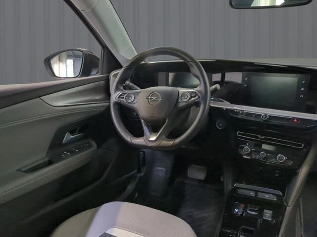 Opel MOKKA Mokka-e Elegance 50-kWh 11kw (136PK), 1e-Eig, Keurig-Onderh., BOVAG-Garantie, Keyless-Entry/Start, Navigatie/Apple-Carplay/Android-Auto, Parkeersensoren, Achteruirijcamera, Stoel+Stuurverwarming, Leder-Stof, Licht-Zicht-Pakket, LM.-Velgen-17Inch, Warmtepo