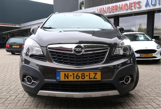 Opel MOKKA 1.4 Turbo 140 Pk * Hele Luxe Cosmo+ * * OpenSchuifdak * Lederen Bekleding * Navigatie * L.M. Velgen * Stoel- en Stuurverwarming * Voor & Achter Parkeersensoren * Vingerhoets; Vierde Generatie Eersteklas Service !