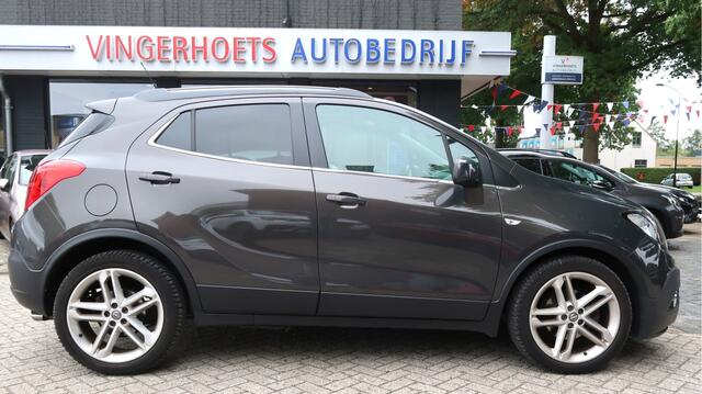 Opel MOKKA 1.4 Turbo 140 Pk * Hele Luxe Cosmo+ * * OpenSchuifdak * Lederen Bekleding * Navigatie * L.M. Velgen * Stoel- en Stuurverwarming * Voor & Achter Parkeersensoren * Vingerhoets; Vierde Generatie Eersteklas Service !