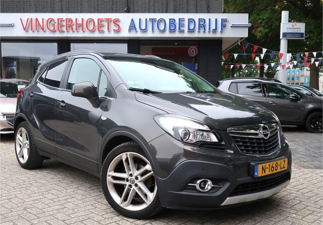 Opel MOKKA 1.4 Turbo 140 Pk * Hele Luxe Cosmo+ * * OpenSchuifdak * Lederen Bekleding * Navigatie * L.M. Velgen * Stoel- en Stuurverwarming * Voor & Achter Parkeersensoren * Vingerhoets; Vierde Generatie Eersteklas Service !