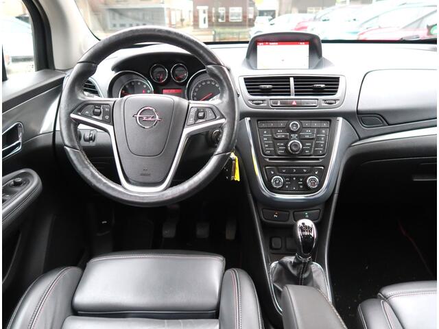Opel MOKKA 1.4 Turbo 140 Pk * Hele Luxe Cosmo+ * * OpenSchuifdak * Lederen Bekleding * Navigatie * L.M. Velgen * Stoel- en Stuurverwarming * Voor & Achter Parkeersensoren * Vingerhoets; Vierde Generatie Eersteklas Service !