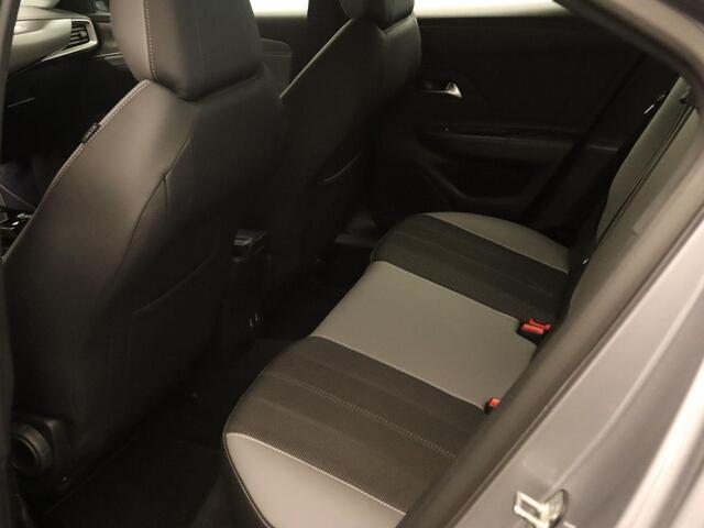 Opel MOKKA Mokka-e Level 3 50 kWh - SOH 99,8 % !!- NAVIGATIE - PARKEERSENSOREN VOOR/ ACHTER - TWO TONE LAK - 17 INCH LICHT METALEN VELGEN - DODEHOEK DETECTIE - KEYLESS ENTRY/ START - LICHT/ REGENSENSOR - CAMERA