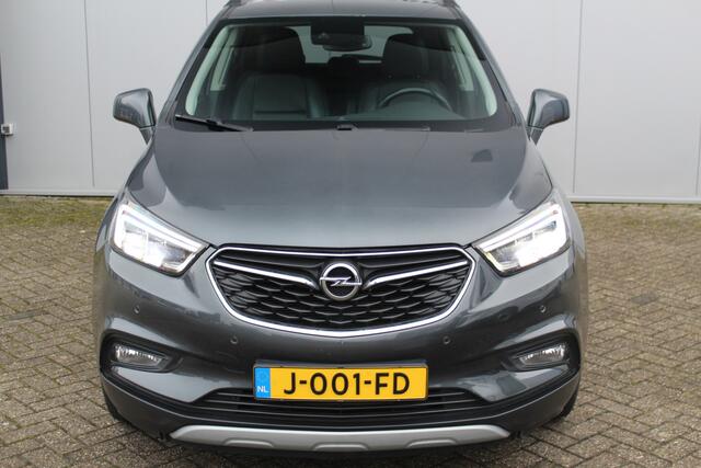 Opel MOKKA X 1.4-140pk Turbo Black Edition. Werkelijk hele mooie en goed onderhouden hoogzitter ! Autm. airco, LM wielen, metallic lak, LED verlichting, navigatie, telefoonvoorb., privacy glass, stoel- en stuurwiel verw., trekhaak+afneembare kogel etc.