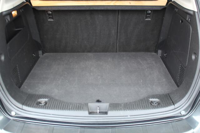 Opel MOKKA X 1.4-140pk Turbo Black Edition. Werkelijk hele mooie en goed onderhouden hoogzitter ! Autm. airco, LM wielen, metallic lak, LED verlichting, navigatie, telefoonvoorb., privacy glass, stoel- en stuurwiel verw., trekhaak+afneembare kogel etc.