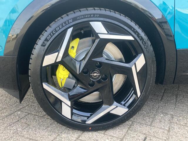 Opel MOKKA Electric 54 kWh 281pk GSE | Unieke uitvoering | Alcantara sportstoelen | 20" Lichtmetalen velgen | | Sperdifferentieel | Alcon remschijven met gele remklauwen | Navigatie | Stoel- en Stuurverwarming | Camera | Adapt. Cruise control | Zwart dak en motorka