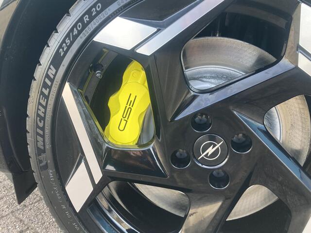 Opel MOKKA Electric 54 kWh 281pk GSE | Unieke uitvoering | Alcantara sportstoelen | 20" Lichtmetalen velgen | | Sperdifferentieel | Alcon remschijven met gele remklauwen | Navigatie | Stoel- en Stuurverwarming | Camera | Adapt. Cruise control | Zwart dak en motorka