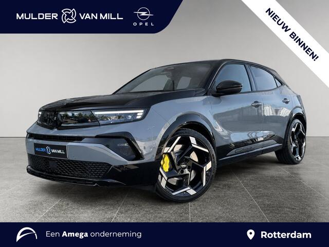 Opel MOKKA Electric GSE EV 54kWh 281pk | SNEL LEVERBAAR! | ¤5.000 KORTING | ZWARTE MOTORKAP | SPORTSTOELEN | CAMERA | APPLE CARPLAY / ANDROID AUTO | 3-FASEN |