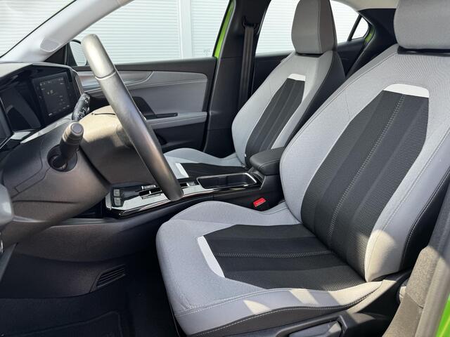 Opel MOKKA Mokka-e Elegance 50-kWh 11kw bl. Navigatie via Apple Carplay of Android Auto / Achteruitrijcamera / Parkeersensoren achter / Cruise control / Lane assist / DAB radio / Telefoon voorbereiding * DAB radio / Lichtmetalen wielen 17" / Stoelverwarming / Elekt