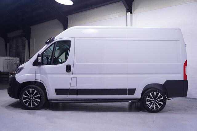 Opel MOVANO 2.2D 140 pk L2H2 Black&White Edition Navi Camera, 18" LMV, Treeplanken, Airco ECC, Nieuw, 3-Zits