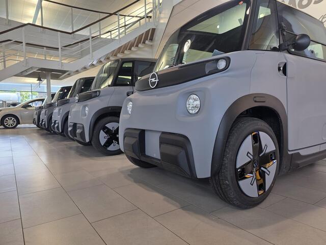 Opel Rocks GS | DIRECT LEVERBAAR BIJ VAN MOSSEL OPEL Tilburg | Mobiliteit vanaf 16 jaar | Brommer rijbewijs | 2 jaar garantie |