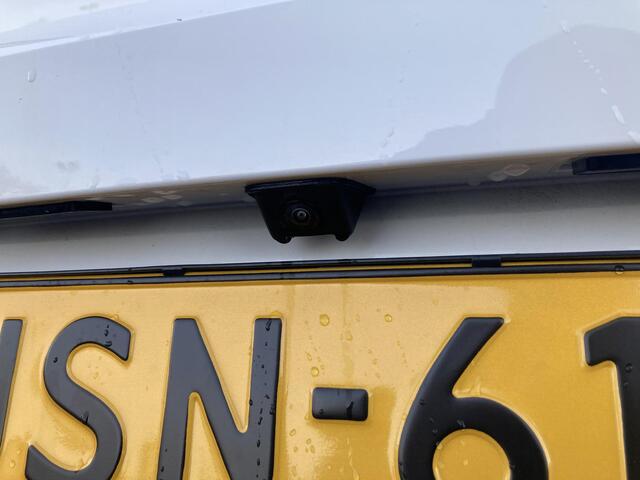 Opel e-Corsa Electric Long Range Business Edition 51 kWh | Apple Carplay/ Android Auto | Climate control | Camera | Parkeersensoren | Dodehoek detectie | Cruise Control | Warmtepomp |