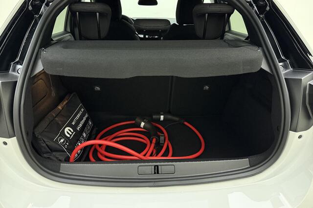 Opel e-Corsa Electric Long Range GS 51 kWh | Navigatie | Stoel & Stuurverwarming | Keyless | 17" Lichtmetalen velgen | Zwart dak | DAB Radio