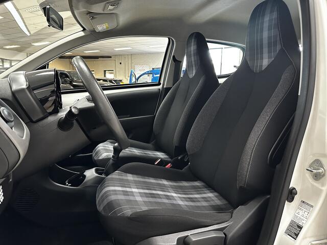 Peugeot 108 1.0 e-VTi Active /5-Drs! /LED Dagrijverl. /Airco /Elek. ramen voor /C.V. afstand /Bluetooth /AUX & USB /Isofix /Mistlampen.