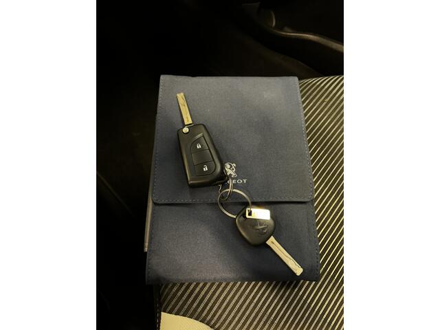 Peugeot 108 1.2 Puretech Allure Cabrio | Stoelverwarming | Apple carplay | Climate control | Begrenzer | LM Velgen