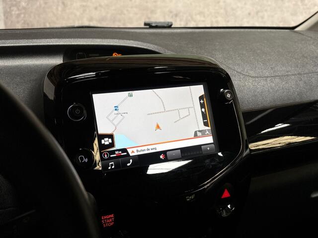Peugeot 108 1.0 e-VTi GT-Line (NAVIGATIE, CLIMATE, LEDER, SPORTSTOELEN, KEYLESS START, CAMERA, GETINT GLAS, LM VELGEN, CRUISE, NIEUWSTAAT)