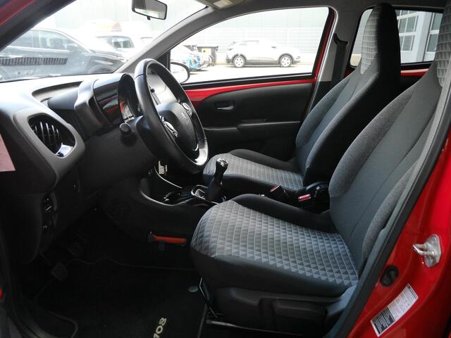 Peugeot 108 1.0 e-VTi Allure | Apple carplay | Achteruitrijcamera | Dab | Mistlampen | Zwart dak | Extra getint glas | Climate control | 5 deurs | Stuurwielbediening