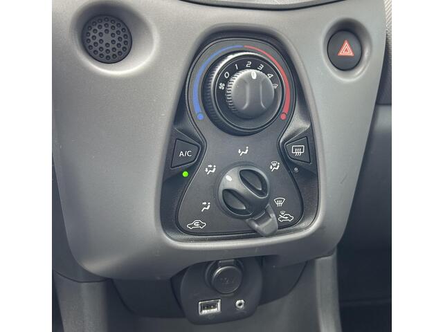 Peugeot 108 1.0 e-VTi Active 72PK | 1e Eigenaar | DEALERONDERHOUDEN | Zeer Nette Staat | NL AUTO | NAP | BTW AUTO | Prijs is inclusief BTW | Unieke Kleur Smooth Green | NAP | DAB+ | Airco | 5 Deurs | 2 Sleutels |