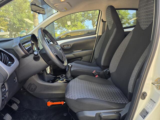 Peugeot 108 5-deurs Allure 1.0 e-VTi 72pk | CAMERA | CLIMA | APPLE CARPLAY / ANDROID AUTO | LM-VELGEN |