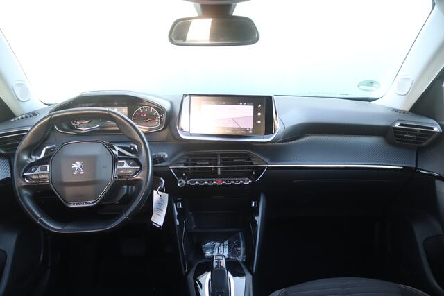 Peugeot 2008 BWJ 2021 1.2 131 PK PureTech Blue Lease Active AUTOMAAT / TREKHAAK / CAMERA / STOELVERW. / APPLE CAR. / ANDROID AUT. / CLIMA / NAVI / BLUETOOTH / CRUISE / PDC / ISOFIX / RIJSTROOKSENSOR / MULTIFUNCT. STUUR