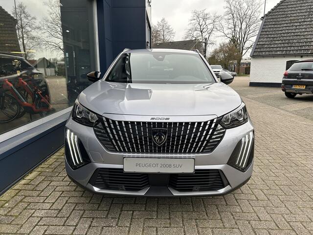 Peugeot 2008 1.2 Turbo 100 PK Allure | Bouwjaar 2025 | Stoelverwarming | Navigatie Via Telefoon | 360 Graden Camera | Keyless Entry /Start | Dode Hoek Detectie | Climate Control | LED Verlichting | Cruise Control Adaptief | 17" Lichtmetalen Velgen | Hoge Zitpositie | 