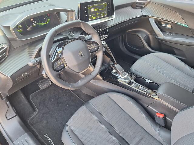 Peugeot 2008 1.2 PureTech Allure Pack | Automaat | Navigatie Via Apple Carplay of Android Auto | Stoelverwarming | Camera | Cruise Control Adaptief | Keyless Entry en Start |