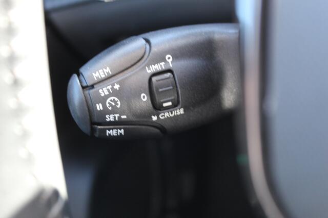 Peugeot 2008 1.2-130pk PureTech Allure AUTOMAAT. , Hoge zit Zo goed als nieuw, slechts 7.500km ! Navigatie, airco, telefoonvoorb. metallic lak, LM wielen, Isofix, Apple Carplay/Android auto etc, etc.
