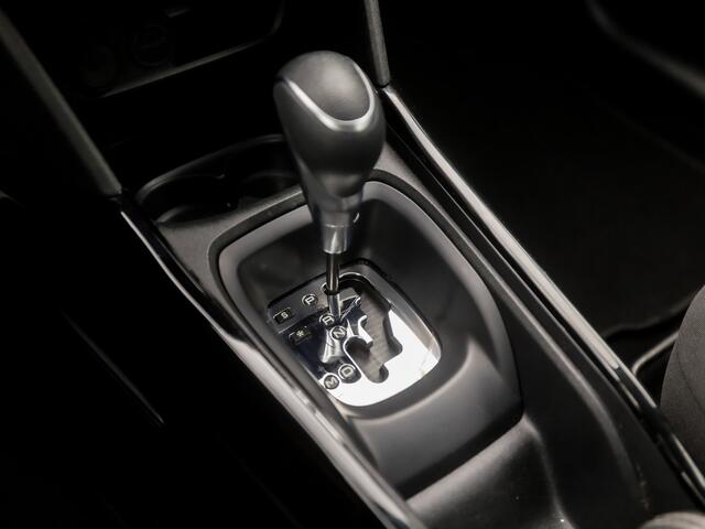 Peugeot 2008 1.2 PureTech Sport Automaat (APPLE CARPLAY, NAVIGATIE, CLIMATE, LEDER, CRUISE, SPORTSTOELEN, PARKEERSENSOREN, CRUISE, NIEUWE APK, NIEUWSTAAT)