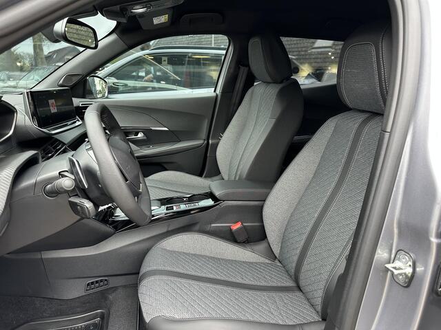 Peugeot 2008 1.2 Hybrid 145 PK Allure | 2025 Auto | Hybride Elektrisch rijden met Automaat | Parkeercamera 360 graden | Stoelverwarming | LED Verlichting | Navigatie via Telefoon | 17" Lichtmetalen Velgen | Cruise & Climate Control | Dode Hoek Bewaking |