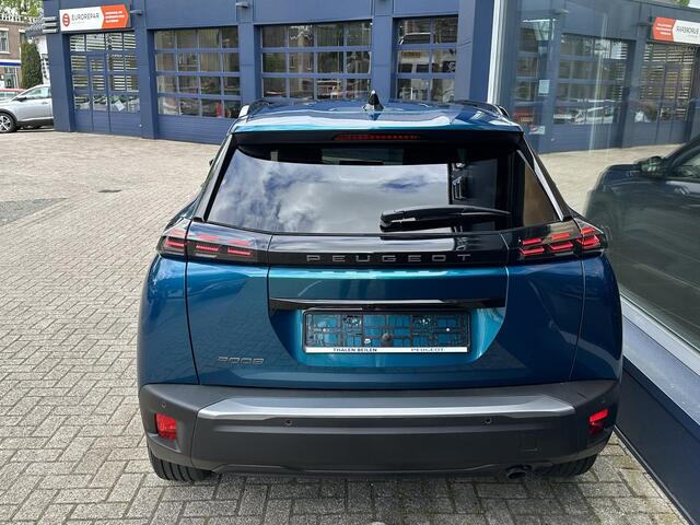 Peugeot 2008 1.2 Allure 100pk Nieuwe kleur! | Bouwjaar 2025 | Stoelverwarming | Navigatie Via Telefoon | 360 Graden Camera | Dode Hoek Detectie | Climate Control | LED Verlichting | Cruise Control Adaptief | 17" Lichtmetalen Velgen | Hoge Zitpositie | Half Lederen Bek