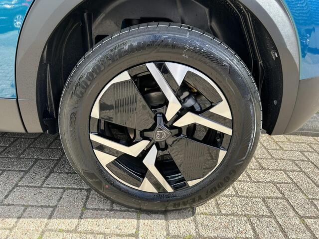 Peugeot 2008 1.2 Allure 100pk Nieuwe kleur! | Bouwjaar 2025 | Stoelverwarming | Navigatie Via Telefoon | 360 Graden Camera | Dode Hoek Detectie | Climate Control | LED Verlichting | Cruise Control Adaptief | 17" Lichtmetalen Velgen | Hoge Zitpositie | Half Lederen Bek