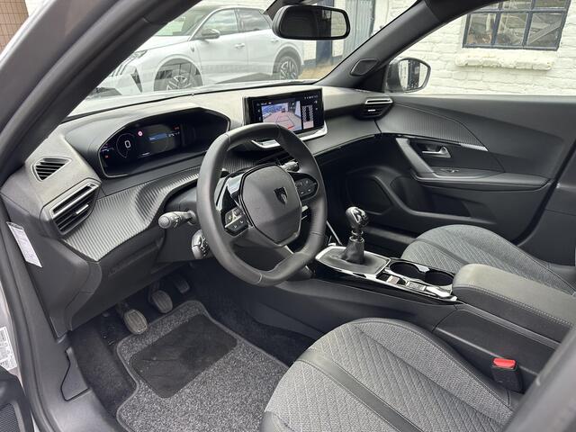 Peugeot 2008 1.2 Turbo 100 PK Allure | 12-2023 Auto ! | Navigatie | Trekhaak 1200 KG | Climate Control | Parkeersensoren | LED Verlichting | Hoge Zitpositie | Dakrails | Cruise Control | 17" Lichtmetalen Velgen |