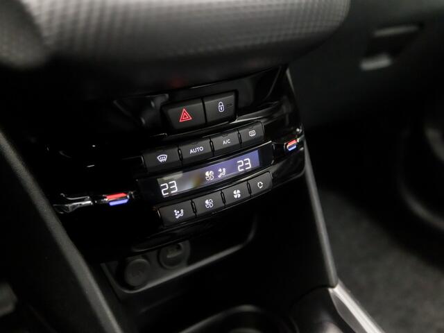 Peugeot 2008 1.2 PureTech Sport Automaat (APPLE CARPLAY, NAVIGATIE, CAMERA, CLIMATE, CRUISE, SPORTSTOELEN, PARKEERSENSOREN, NIEUWE APK, NIEUWSTAAT)