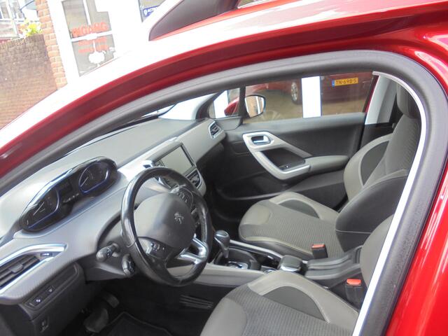 Peugeot 2008 1.2 PureTech Allure Automaat, Cruise Controle, Airco, Navigatie, Trekhaak, Achteruitrijhulp