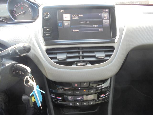Peugeot 2008 1.2 PureTech Allure Automaat, Cruise Controle, Airco, Navigatie, Trekhaak, Achteruitrijhulp