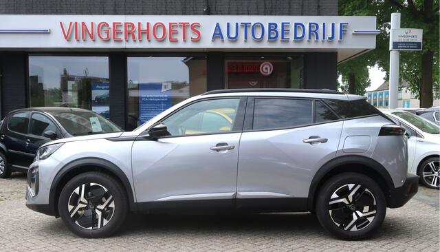 Peugeot 2008 100 Pk Benzine * Nieuw Model * Hele Luxe Allure * * Draadloos Apple Car Play Navigatie & Spotify Koppeling * Voor en Achter Parkeercamera's * Zwarte Hemelbekleding * Stoelverwarming * 1/2 Leder Interieuer * L.M. Velgen * Dodehoekbewakings sy Vingerhoets; 