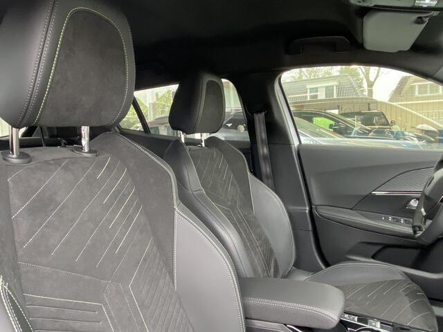 Peugeot 2008 1.2 PureTech 130 GT Alcantara pakket | Stoelverwarming met massage functie | Navigatie | Climate & Cruise control | Camera V+A |