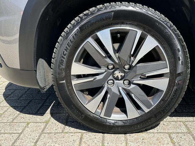 Peugeot 2008 1.2 Turbo 110 PK Allure | Volledig dealer onderhouden | Navigatie | Trekhaak 1250 KG | Hoge Zitpositie | Parkeersensoren | Climate Control | Cruise Control | 16" Lichtmetalen Velgen | Dakrails |