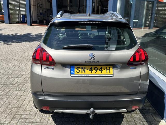 Peugeot 2008 1.2 Turbo 110 PK Allure | Volledig dealer onderhouden | Navigatie | Trekhaak 1250 KG | Hoge Zitpositie | Parkeersensoren | Climate Control | Cruise Control | 16" Lichtmetalen Velgen | Dakrails |