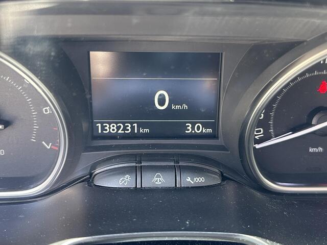 Peugeot 2008 1.2 Turbo 110 PK Allure | Volledig dealer onderhouden | Navigatie | Trekhaak 1250 KG | Hoge Zitpositie | Parkeersensoren | Climate Control | Cruise Control | 16" Lichtmetalen Velgen | Dakrails |